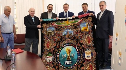 Иран Футбол федерациясы Ресей Футбол федерациясына қолдан тоқылған кілем сыйлады