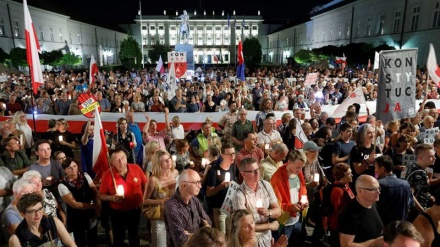 Варшавада жарты миллионнан аса адам Польша үкіметінің саясатына қарсы шеруге шықты
