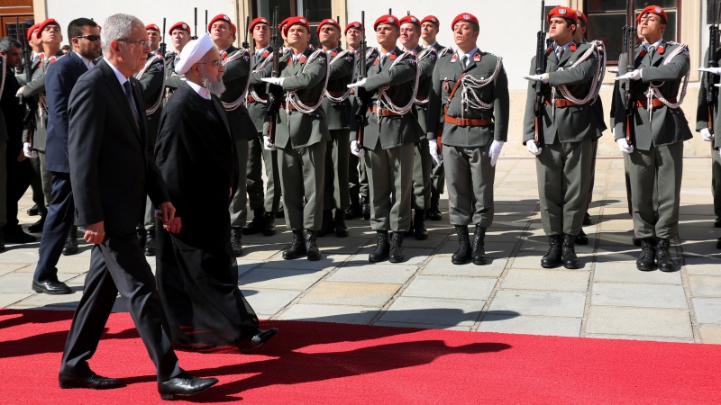 Австрия президенті Иран президентін ресми түрде қарсы алды