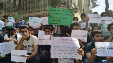 Ирандық студенттер Үндістанның Теһрандағы елшілігінің алдында наразылық жиынын өткізді