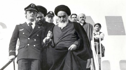 Имам Хомейни Иранға қайтып оралды