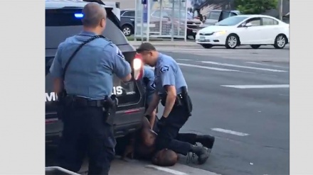 Сионистік режим әскериі тізесімен палестиналықтың мойының басты 