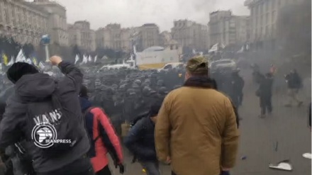 Украина полициясы коронавирустық шектеулерге  наразылық білдірушілермен бетпе-бет келді
