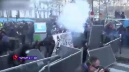 Парижде наразылық білдірушілер полицияға қарай жанып жатқан заттарды лақтырды