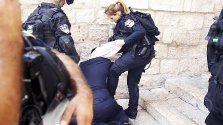 Сионист тұрғындар бір палестиналық әйел мен балаға тас лақтырды