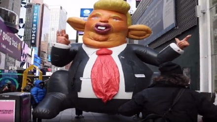 Нью-Йоркте наразылық білдірушілер Трампқа ұқсас үлкен үрлемелі кеміргіштің қуыршағын алып шықты