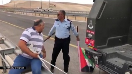 Сионистік режимнің полиция қызметкері Палестина туына құрметсіздік көрсетті