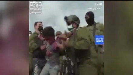 Бір палестиналық баланы тұтқындаған сәттен жантүршігерлік көрініс