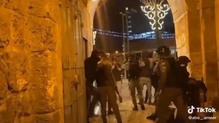 Сионистік әскерилер палестиналық жігітті соққыға жықты