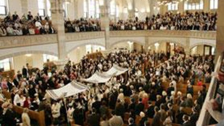 Яһудилер синагогасында сионистер отырған сәкі құлады