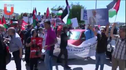 Тунисте АҚШ елшілігінің алдында жиналған адамдардың қолында шәһид Солеймани мен шәһид Моғниенің суреттері болды 