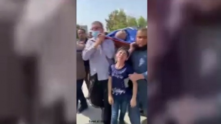 Палестиналық бала  әкесінен айрылған үшін тоқтамай жылады