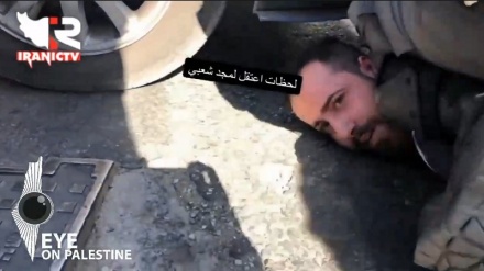 Бір палестиналықтың мойны айуан сионистің тізесінің астында