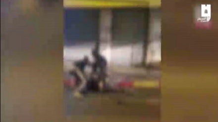 
Жас палестиналықты пышақпен ұрған сәт