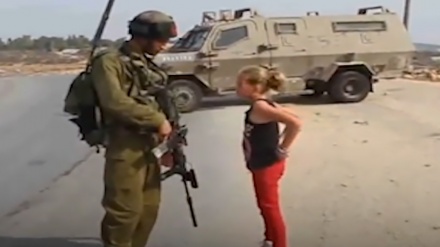 Бауырының тұтқындалғанына кішкентай қыз наразылығын білдірді