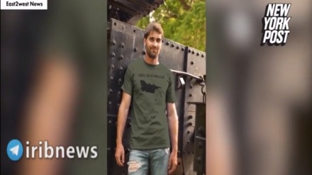 Америкалықтардың ұятты әрекеті: АҚШ-та екі ауған босқынның ұшақтан құлағаны салынған футболка шығарылды