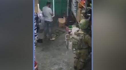 Палестиналық жігіт сионистік əскерилер шабуыл жасаған кезде намаз оқуын жалғастыра берді