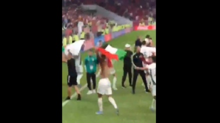 Футбол алаңында  Палестина туы желбіреді