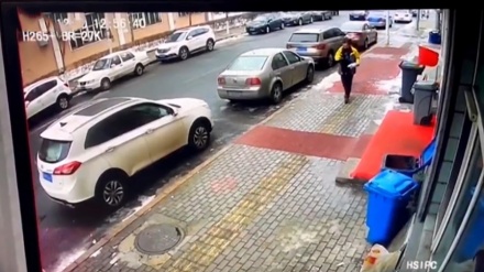 Мұз жаяу жүргіншінің үстіне құлады