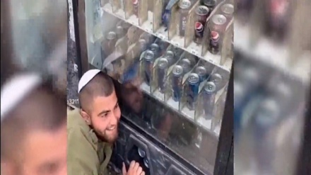 Сионист сарбаз қоғамдық орында ұрлық жасады