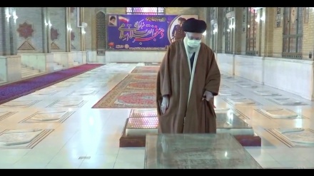 Ислам революциясы жетекшісінің Беһешт-е Заһра зиратындағы Шəһидтер гүлзарына барған кезде назардан тыс қалған сәттері