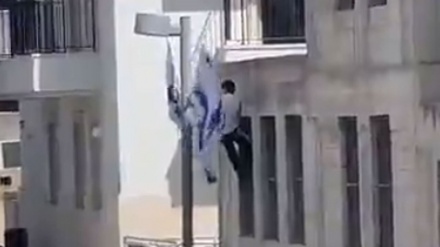 Палестиналық балалар сионистік режимнің туын түсірді