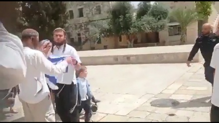 Сионистік полиция әл-Ақса мешітінде Израиль туының көтерілуінен қорықты