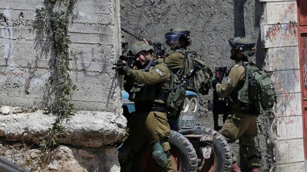 Палестиналық жігіт сионистік сарбазды шапалақпен тартып жіберді