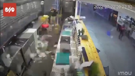 Ресейдің Сочи қаласында бір кафенің жанынан құйын жүріп өтті