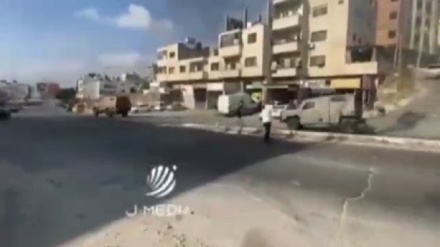 Басқыншы сионистер таспен шығарып салынды