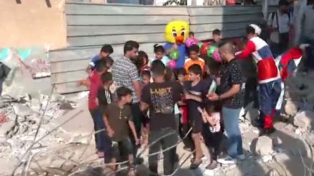 Қоғамдық белсенділер тобы палестиналық балаларды қуантты  