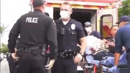 АҚШ полициясы бір жаралы адамды соққыға жықты