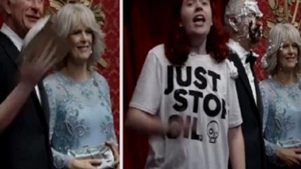 Король мүсініне торт лақтырған төрт британ азаматы қамауға алынды