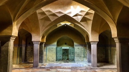 Суреттер сөйлейді:  Исфахандағы Әли Қоли Аға моншасы