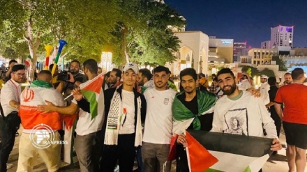 Ирандық және палестиналық жанкүйерлер Иранның футболдан ұлттық құрамаға қолдау көрсету үшін жиналды

