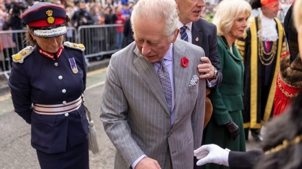 Ұлыбританияның жаңа патшасына жұмыртқа лақтырылды