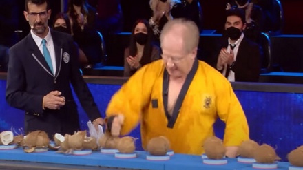 Бір қолмен 148 кокос жарды