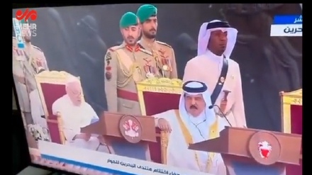 Манамада Рим папасы сөз сөйлеп жатқанда Бахрейн королі қалғып кетті