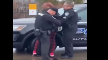 АҚШ полициясы қара нәсілді әйелді ұрып-соқты