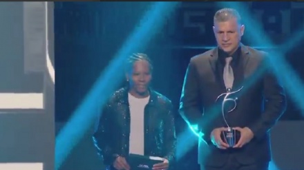 Али Даи ФИФА-ның FAIR PLAY жүлдесін  Лука Лочошвилиге табыс етті