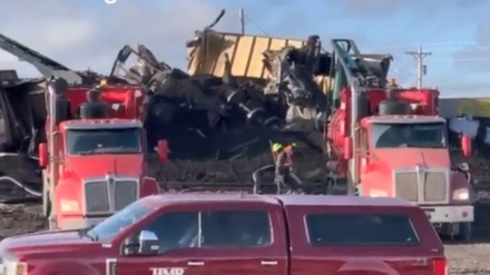 Америкалық жүк пойызы рельстен шығып кетті