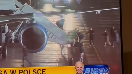 Байден ұшақтың баспалдағынан құлады ма?