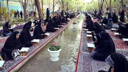 Рамазан айында Исфаханның Чаһарбақ мәдени көшесінде Құран аяттары оқылып жатыр