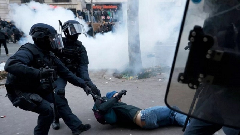 Франция полициясы мен қоршаған ортаны қорғау белсенділері арасында қақтығыс болып, 30 адам жараланды