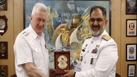 Ресей теңіз күштерінің қолбасшысы Иран армиясы теңіз күштерінің бірінші аймағын аралады