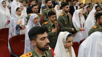 Ирандық қалыңдықтар әскери жұбайларының қасында