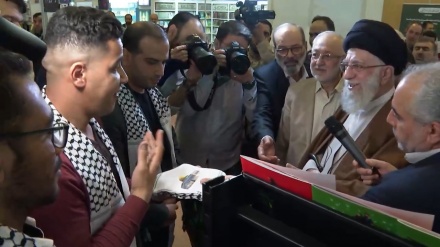 Ислам революциясының жетекшісі палестиналық жасқа сыйлық берді