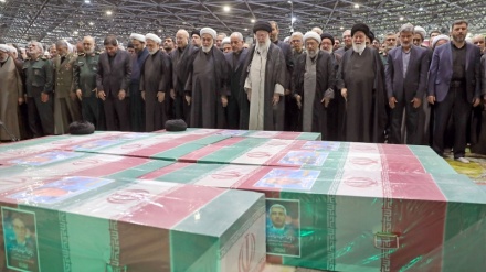 Имам Хаменеи шәһид Раиси мен оның серіктерінің жаназа намазын оқыды