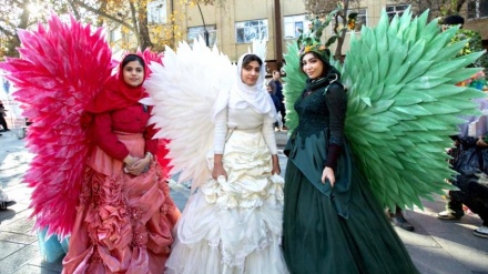 Иран: желтоқсан айының фоторепортажы; көшелердегі театр топтарының шеруінен бастап жол талғамайтын жарыстарға дейін 